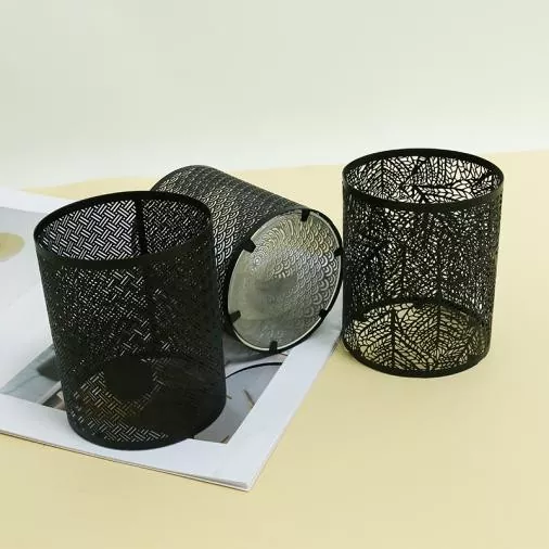 Черный металлический подсвечник